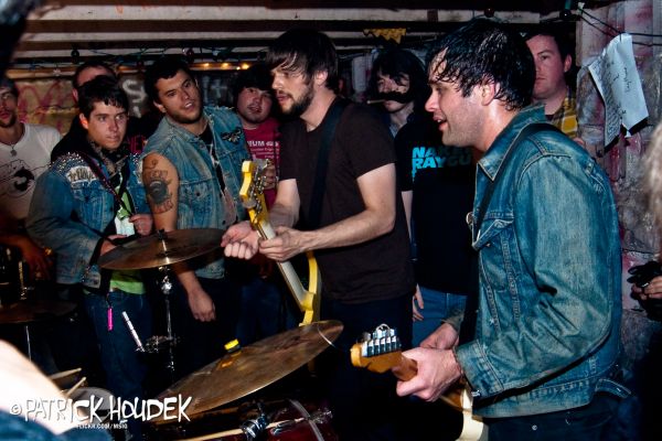 dsc-1423-the-hangarounds-the-hangarounds-lost-cross-house-october-22-2011-photo-by-patrick-houdek741C0D96-8A3F-9513-F5E1-F9FE7BCD058B.jpg